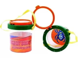 Bogárvizsgáló nagyítóval