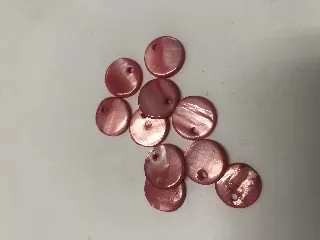 Kagyló medál kerek 1,3cm vastag 10db/cs piros