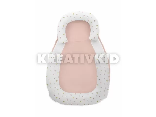 Kikkaboo babapozicionáló memóriahabos hypoallergén legurulás gátlós 60x40x8cm Rózsaszín szívecskék
