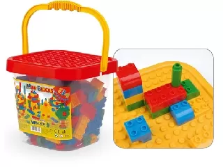 Kis építőkockák játszóvödörben