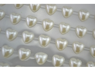 Strasszkövek fehér szívecskék 84 db/ív ragasztós 0,3x0,9x0,9cm